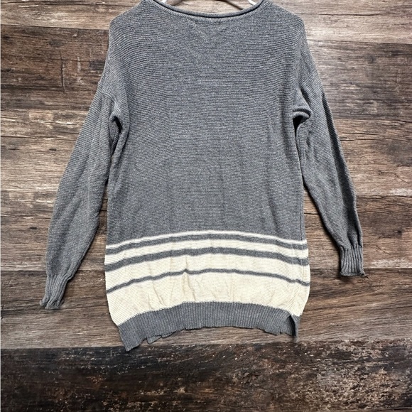 Daisy Fuentes Gray and Cream Sweater - Picture 3 of 7